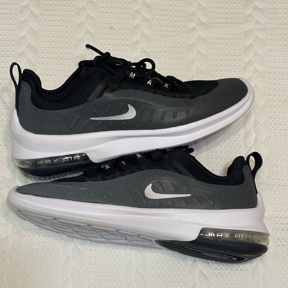 Nike Men's Black and Gray Athletic Shoes